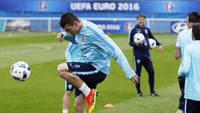 Croatia midfielder Mateo Kovacic and teammates take part in a training session in Deauville on June 23, 2016, during the Euro 2016 football tournament. Charly Triballeau / AFP