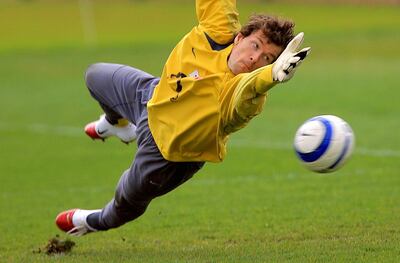 Arsenal's German goalkeeper Jens Lehman dives after the ball during a practice session at the club's training compound in north London, 18 April 2006 ahead of their first leg semi-final match against Spanish side Villarreal 19 April. AFP PHOTO / ODD ANDERSEN (Photo by ODD ANDERSEN / AFP)