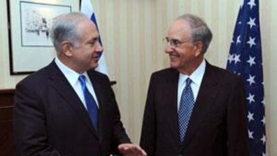 The Israeli prime minister Benjamin Netanyahu, left, and the US Middle East envoy George Mitchell meet in London on Wednesday.