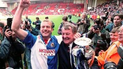 Blackburn Chairman Jack Walker (R) and Alan Shearer celebrate their team title of the England Championship, the first since 1914, after their lost match over Liverpool (1-2). AFP PHOTO