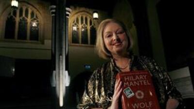 The author Hilary Mantel has won the 2009 Man Booker Prize for Fiction for Wolf Hall, her novel about Thomas Cromwell's rise to power in the 1520s.