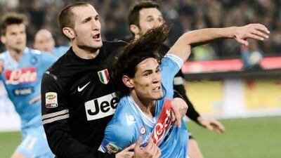 Napoli's Edinson Cavani, right, vies with Juventus' Giorgio Chiellini during the Serie A football match on Sunday. Roberto Salomone / AFP