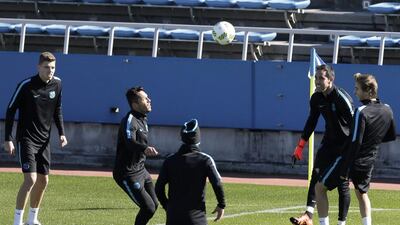 Claudio Bravo trains with his Barcelona teammates. Kiyoshi Ota / EPA