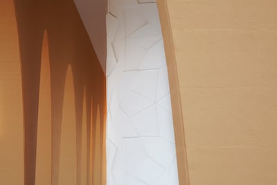 The contrast between the exterior warm sandstone colour and the stark white of the dome combines notions of earth and light. Photo: Waiwai