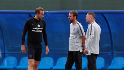 England manager Gareth Southgate and assistant manager Steve Holland with Harry Kane during training. REUTERS / Lee Smith