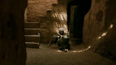 A re-enactment in the documentary shows how Dadanites made arrows from rocks