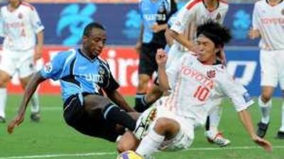 Kawasaki's Juninho, left, challenges Grampus midfielder Yoshizumi Ogawa on Wednesday.