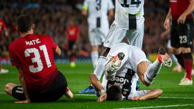 epa07114593 Juventus' Cristiano Ronaldo (R) in action during the UEFA Champions League Group H soccer match between Manchester United and Juventus FC held at Old Trafford in Manchester, Britain, 23 September 2018. EPA/PETER POWELL