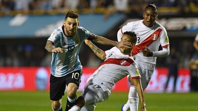 Argentina's Lionel Messi (L) and Peru's Victor Yotun vie for the ball during their 2018 World Cup qualifier football match in Buenos Aires on October 5, 2017. / AFP PHOTO / EITAN ABRAMOVICH