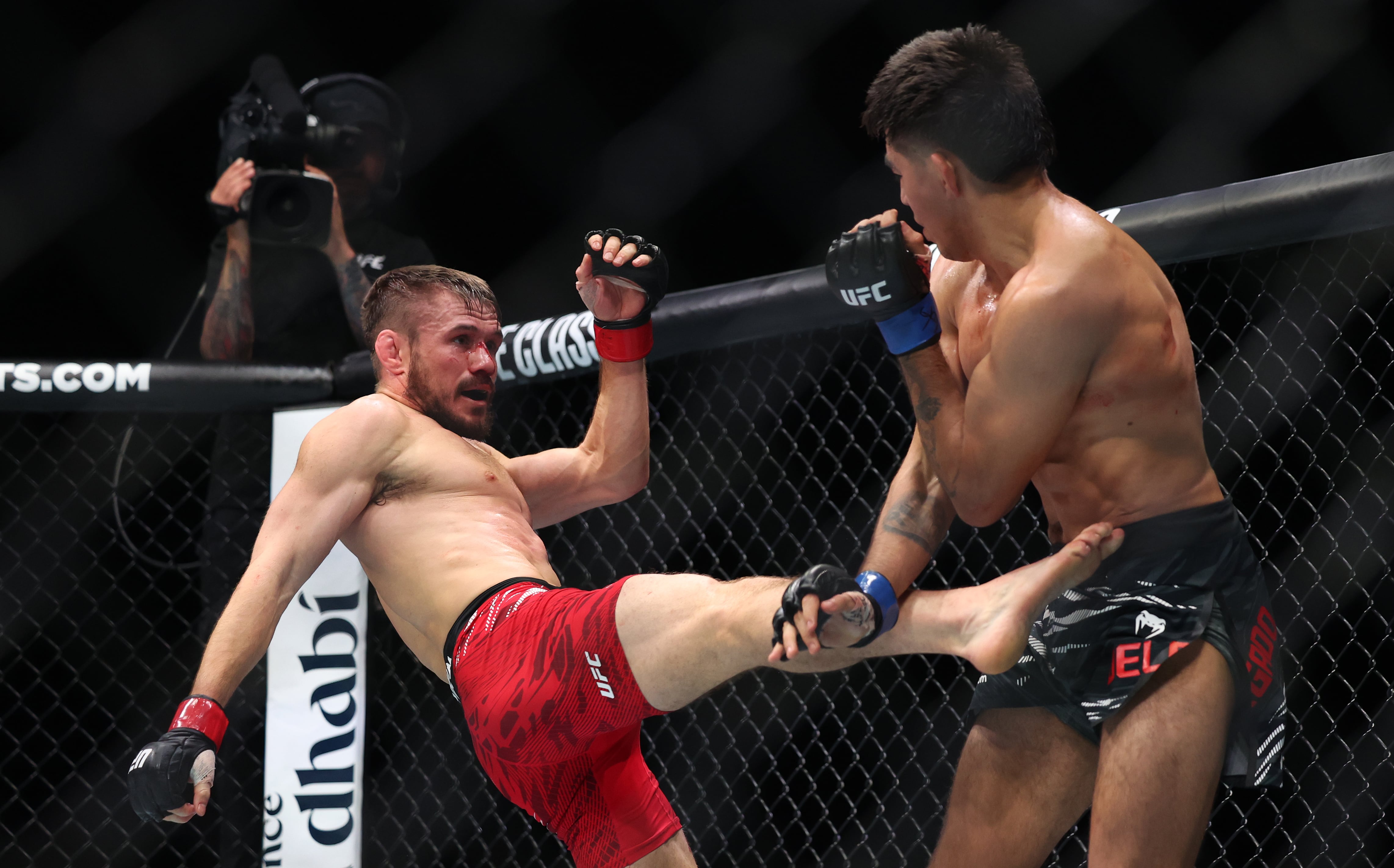 Nathaniel Wood (red shorts) was involved in an entertaining bout against Jose Miguel Delgado. Englishman Wood took the bout via split decision.