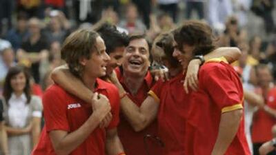 The Spanish team celebrates after winning the Davis Cup World Group semi-final against the United States.