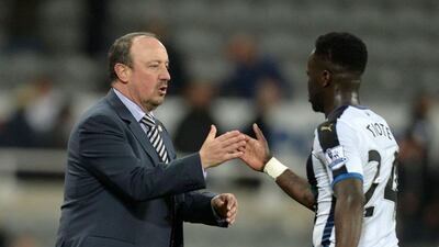 Newcastle United manager Rafa Benitez congratulates Newcastle midfielder Cheick Tiote. Oli Scarff / AFP