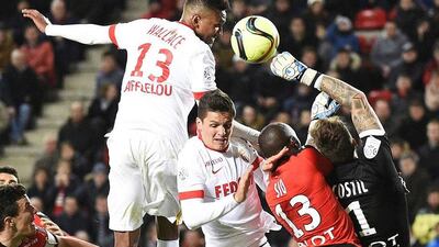 From left: Monaco's Fortuna Dos Santos Wallace and Guido Carillo vie with Rennes' Giovanni Sio and Rennes' goalkeeper Benoit Costil during the French Ligue 1 football match on April 24, 2016 at the Roazhon park stadium in Rennes, western France. AFP PHOTO / DAMIEN MEYER