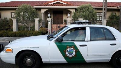 A Marin County sheriff drives by the home of actor and comedian Robin Williams on August 11, 2014 in Tiburon, California. AFP