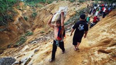 Villagers flee from their homes in the village of Cumanak near Pariaman outside the city of Padang on October 4, 2009.
