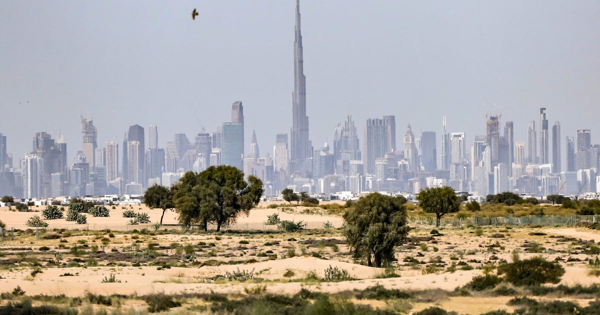 UAE द्वारा ईरानी हमले को नाकाम करने के बाद दुबई के शेख जायद रोड स्थित इमारत पर मलबा गिर पड़ा। 3 UAE intercepts 10 ballistic missiles and 26 drones on Thursday | The National