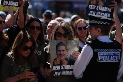 Protesters demonstrate as the UK Prime Minister Keir Starmer visited the Jewish community. EPA / NEIL HALL
