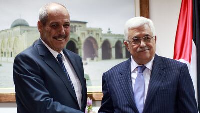 Palestinian President Mahmoud Abbas (R) shakes hands with Fayez Tarawneh as they met in Ramallah in October 2012. AFP