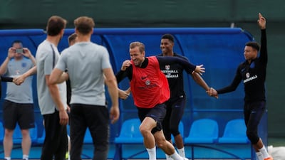 England's Harry Kane with Jesse Lingard and team mates as England manager Gareth Southgate looks on during training REUTERS / Lee Smith