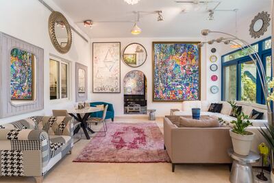 The lounge is airy and bright. Courtesy luxuryproperty.com