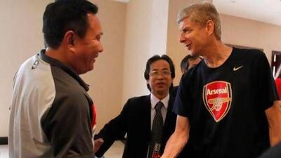 Arsene Wenger, right, is finding in tough to attract big names to Arsenal despite apparently having the funds available.