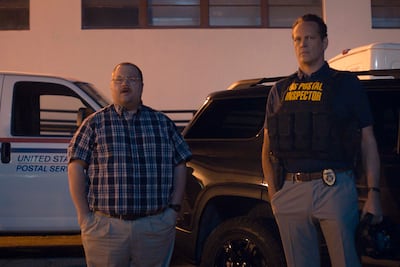 Paul Walter Hauser as Ken Miller and Vince Vaughn as Simon Kilmurry in 'Queenpins'. STX Films