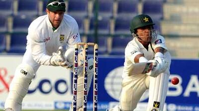 Pakistan’s Adnan Akmal goes for a sweep shot as South Africa’s bowlers toiled on the third day of the Abu Dhabi Test.