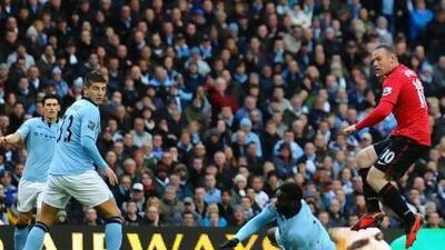 MANCHESTER, ENGLAND - DECEMBER 09: Wayne Rooney of Manchester United scores the second goal to make the score 0-2 during the Barclays Premier League match between Manchester City and Manchester United at the Etihad Stadium on December 9, 2012 in Manchester, England. (Photo by Laurence Griffiths/Getty Images) *** Local Caption *** 158022289.jpg