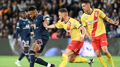 Neymar fights for the ball with Lens defender Jonathan Gradit. AFP