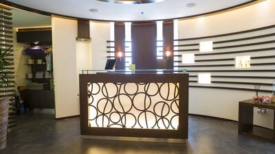 From individual name cards and organic fruits and teas to chromotherapy showers and cold, scented towels after class, the studio is concerned with everyone’s well-being without compromising their commitment to the planet.