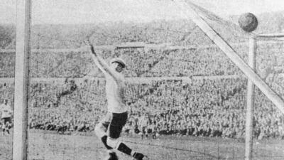 Uruguayan keeper Enrique Ballestrero fails to save a shot from Argentina's Carlos Peucelle which levelled up the showpiece final at 2-2. Photo: Getty Images