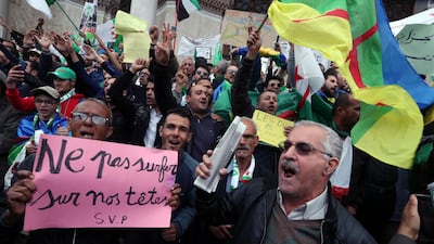 Algerians protest for the departure of the entire regime.