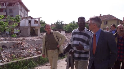 Sergio Viera de Mello, UN undersecretary-general for humanitarian affairs, right, with members of his mission in Aleksinac, south-west of Belgrade, on May 19, 1999. AFP