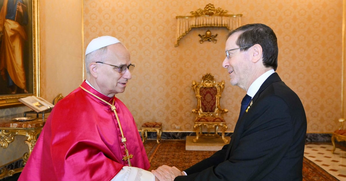 Papst Leo XIV. spricht bei einem Treffen im Vatikan mit Israels Herzog die ...