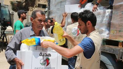 The Red Crescent Authority, in conjuction with the Khalifa bin Zayed Al Nahyan Foundation, distributed 500 food parcels to needy families in the Palestinian territories. Wam
