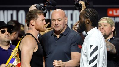 LAS VEGAS, NEVADA - SEPTEMBER 11: Undisputed super middleweight champion Canelo Alvarez (L) faces off with Terence Crawford as Dana White (C) looks on during a news conference at T-Mobile Arena on September 11, 2025 in Las Vegas, Nevada. Alvarez and Crawford are scheduled to fight on September 13, 2025, at Allegiant Stadium in Las Vegas. Steve Marcus / Getty Images / AFP (Photo by Steve Marcus / GETTY IMAGES NORTH AMERICA / Getty Images via AFP)