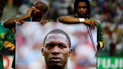 Rigobert Song, right, and Samuel Eto’o hold a picture of Cameroon teammate Marc-Vivien Foe, who died on the pitch in 2003.