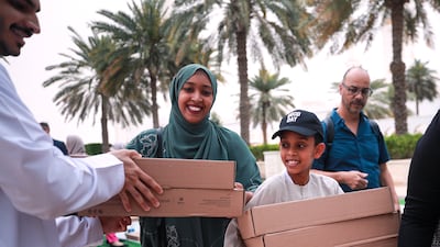 Jusoor volunteers distribute iftar meals at the Sheikh Zayed Grand Mosque in Abu Dhabi. Victor Besa / The National