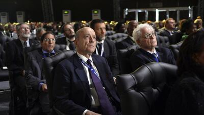 Former French Prime Ministers, Lionel Jospin (R) and Alain Juppe (C) attend the funeral ceremony. Odd Andersen / Reuters