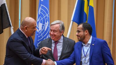 Yemen's foreign minister Khaled al-Yamani (L) and rebel negotiator Mohammed Abdelsalam (R) shake hands under the eyes of United Nations Secretary General Antonio Guterres (C), during peace consultations. AFP