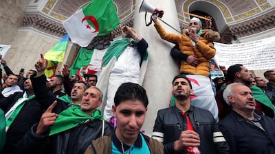 Algerians protest for the departure of the entire regime.