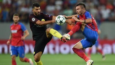 Sergio Aguero (L) of Manchester City vies with Jugurtha Hamroun. (AFP)