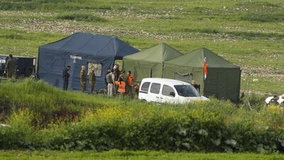 A picture taken in the northern village of Harduf on February 10, 2018 shows Israeli soldiers setting up tents near the remains of an Israel F-16 that crashed after coming under fire by Syrian air defences. Jack Guez / AFP