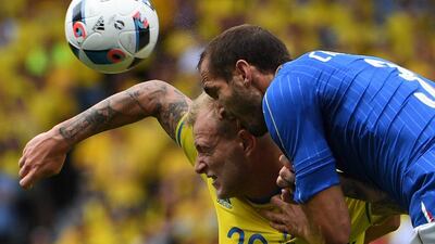 Sweden forward John Guidetti (L) vies with Italy defender Giorgio Chiellini during the Euro 2016 Group E football match between Italy and Sweden at the Stadium Municipal in Toulouse on June 17, 2016. Pascal Guyot / AFP