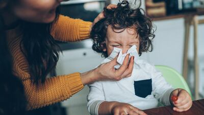The formaldehyde used to treat furniture can cause irritation of the skin, eyes and throat, and can only be cleaned using an air purifier, according to an internal medicine specialist