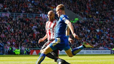 Leicester City’s English striker Jamie Vardy (R) scores his team’s first goal during the Premier League football match between Sunderland and Leicester City at the Stadium of Light in Sunderland, northeast England on April 10, 2016. AFP / LINDSEY PARNABY