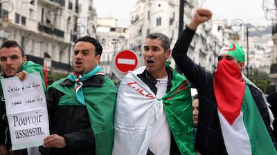 Algerians protest for the departure of the entire regime.
