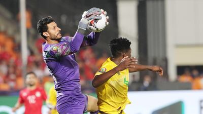 epa07664732 Egypt's Mohamed El Shenawy (L) in action against Zimbabwe's Marshall Munetsi during the opening match of the 2019 Africa Cup of Nations (AFCON) between Egypt and Zimbabwe at Cairo International Stadium in Cairo, Egypt, 21 June 2019. The 2019 Africa Cup of Nations (AFCON) will take place from 21 June until 19 July 2019 in Egypt. EPA/KHALED ELFIQI