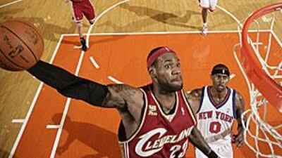 Cavaliers' LeBron James shoost past Larry Hughes of the Knicks.