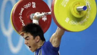 Liao Hui completes a snatch on his way to gold.